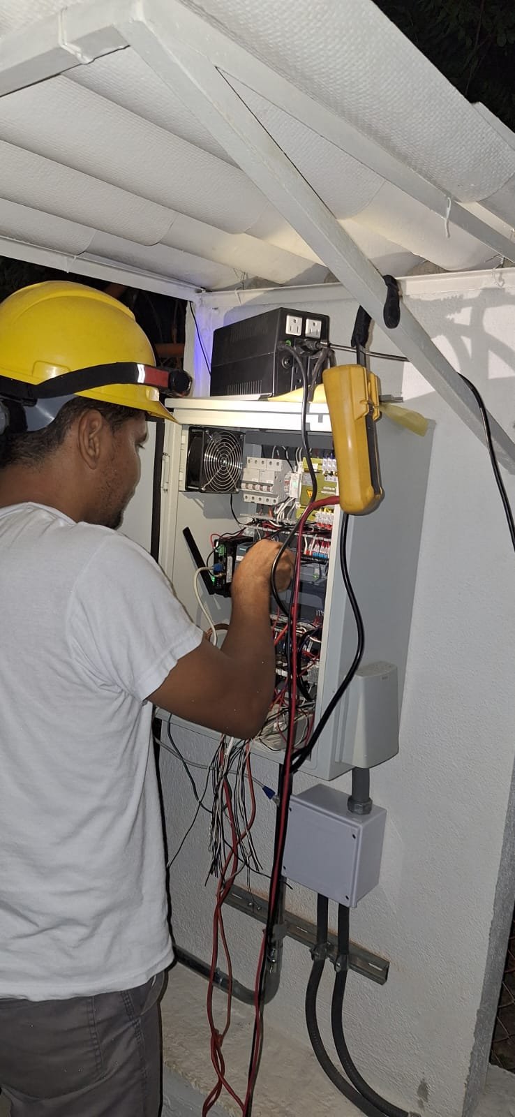 Técnico de FPV INGENERGY revisando un sistema de monitoreo en campo