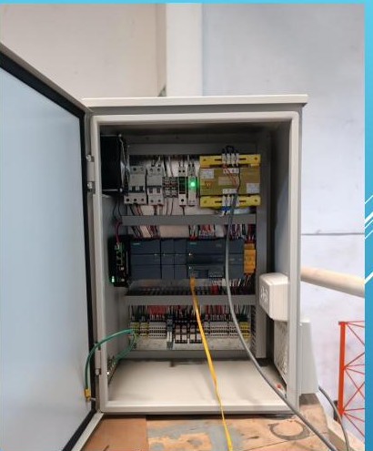 Tablero de control industrial con PLC instalado por FPV INGENERGY